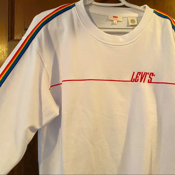 𝐋𝐄𝐕𝐈'𝐒 𝐑𝐀𝐈𝐍𝐁𝐎𝐖 𝐂𝐑𝐎𝐏𝐏𝐄𝐃 𝐓𝐎𝐏 - Picture 1 of 4